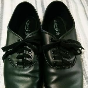 Slip resistant leather shoes